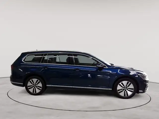 Volkswagen Passat view 3