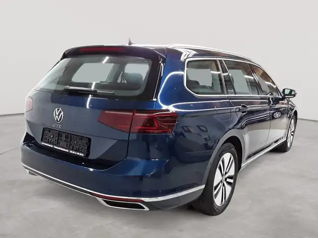 Volkswagen Passat view 4
