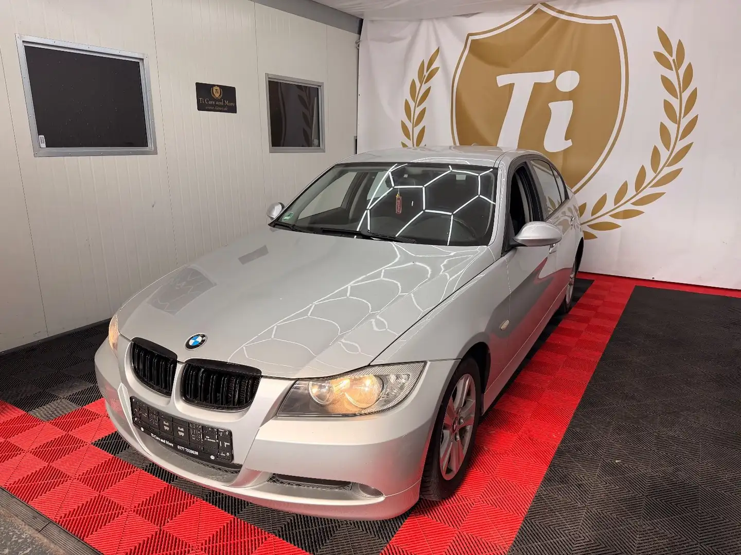 BMW 320 *Baureihe*Lim.*320i*TÜV*NAVIGATION* Silber - 1