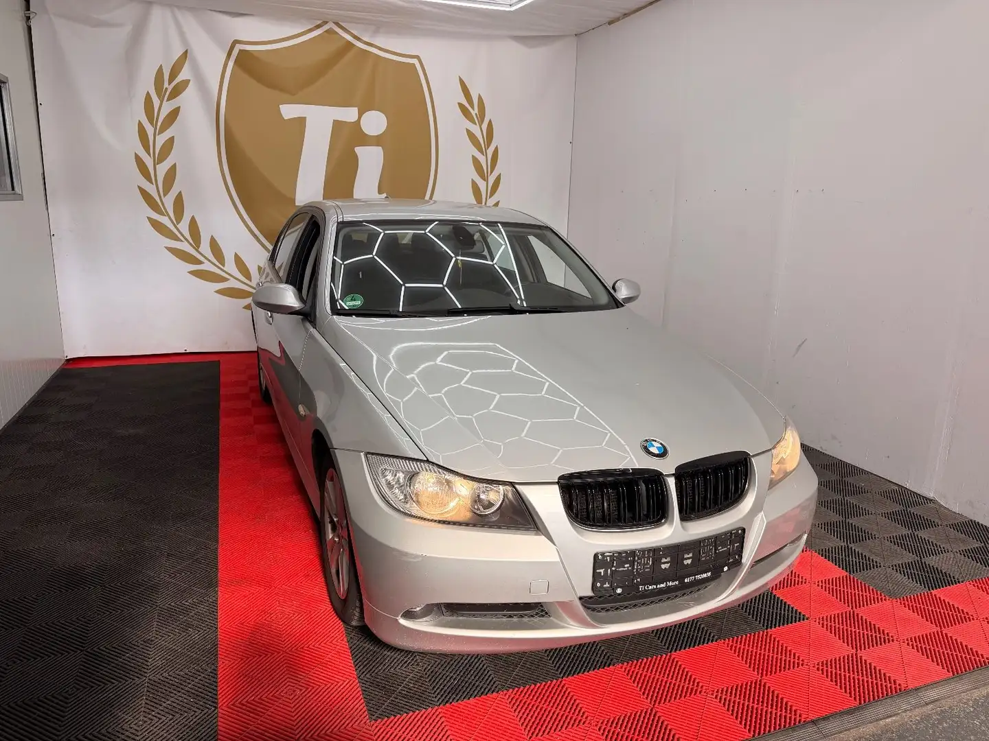 BMW 320 *Baureihe*Lim.*320i*TÜV*NAVIGATION* Silber - 2