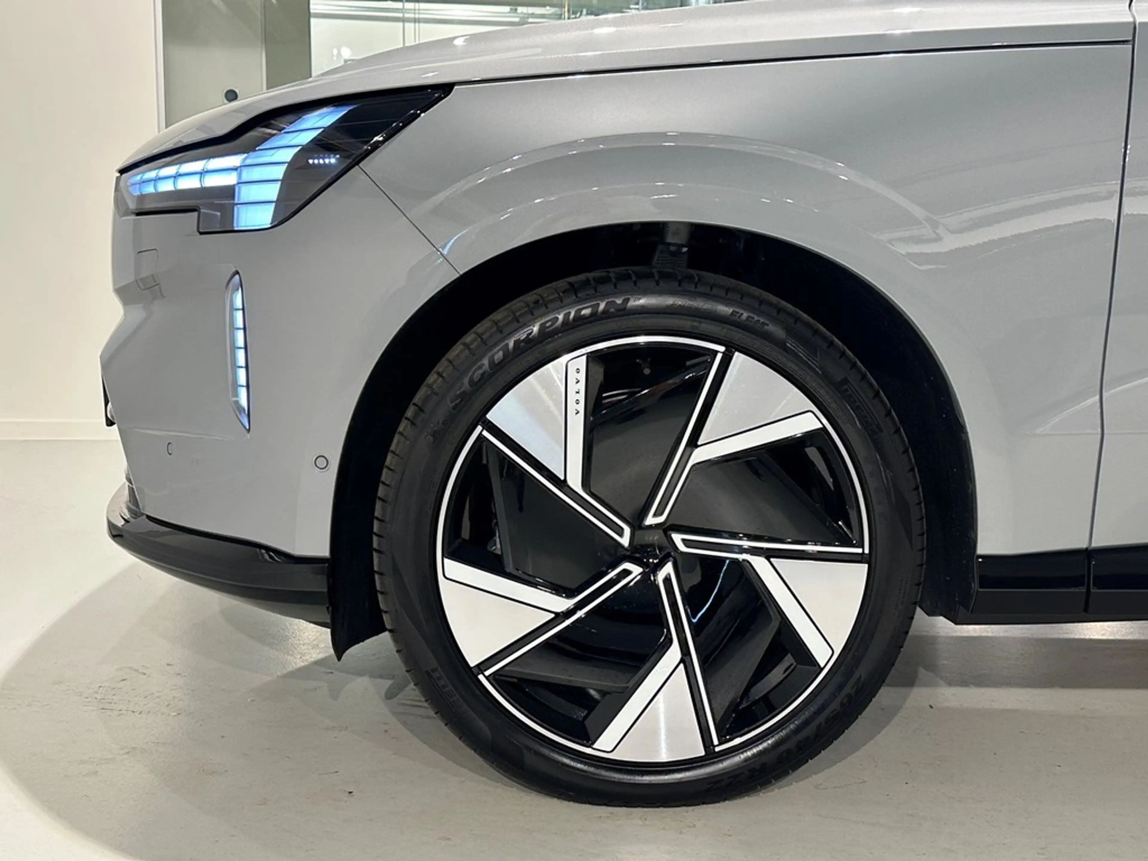 Volvo EX90 Recharge Twin Motor Ultra + LUCHTVERING/B&W — photo 3