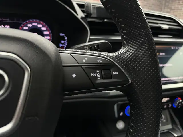 Audi Q3 view 13