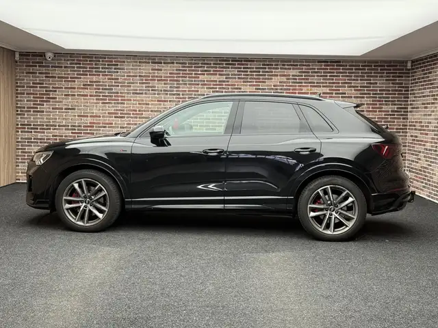 Audi Q3 view 6