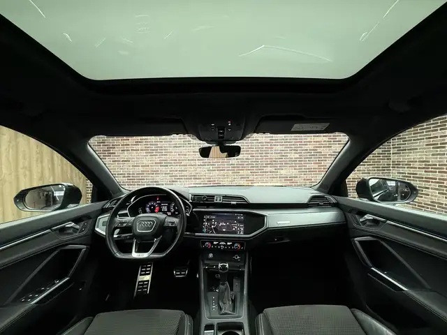 Audi Q3 view 9