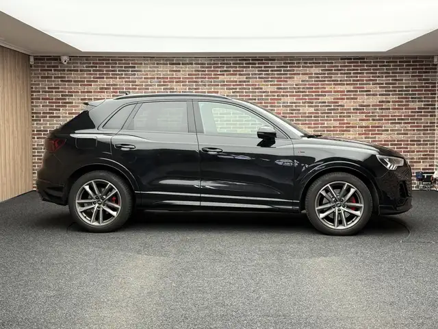 Audi Q3 view 4