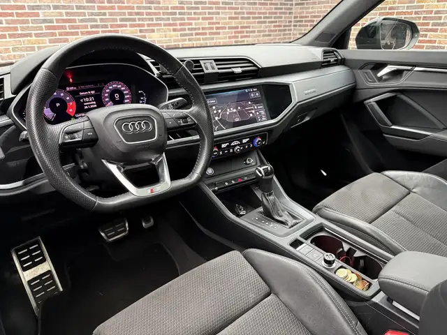 Audi Q3 view 3