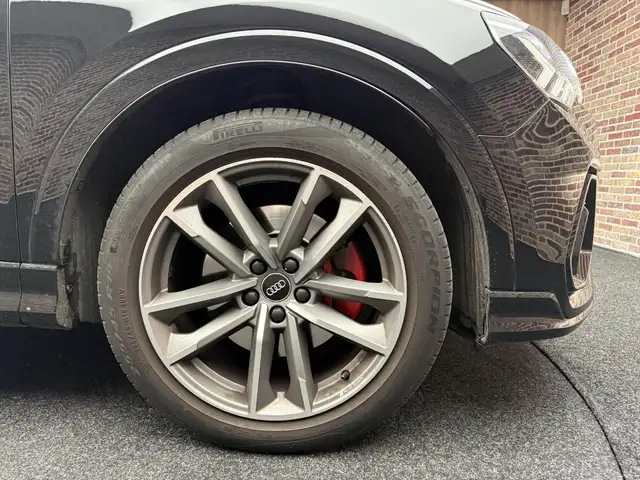 Audi Q3 view 8