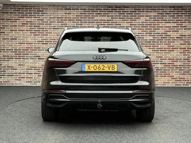 Audi Q3 view 7