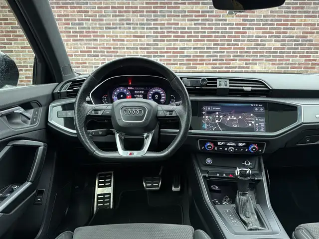 Audi Q3 view 11