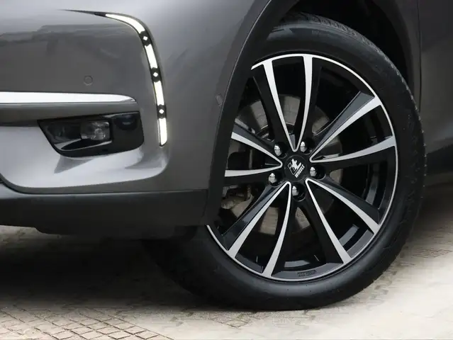 DS Automobiles DS 7 view 5
