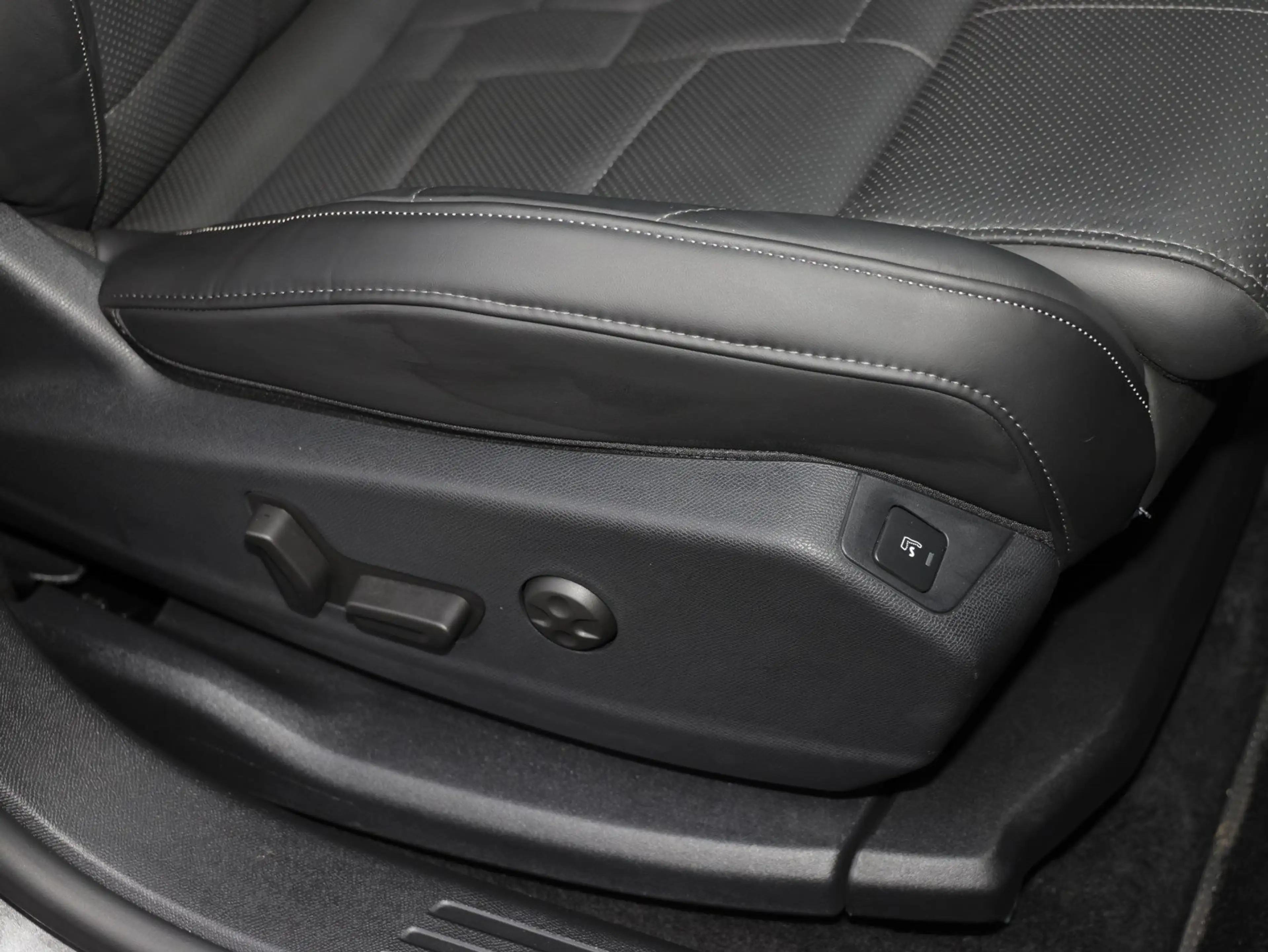 DS Automobiles DS 7 DS7 1.6 E-Tense 300 Rivoli Sitzh./ Massage/ AHK — photo 9