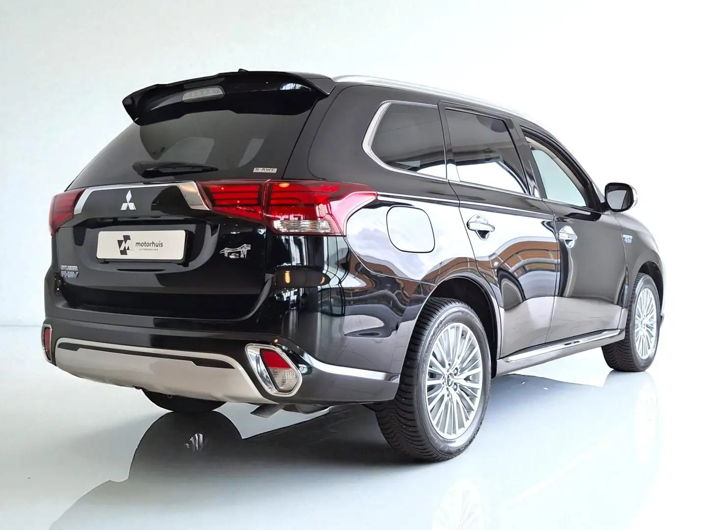 Mitsubishi Outlander 2.4 DOHC MIVEC PHEV 240pk 4WD Intense AUTOMAAT NAV Zwart - 2