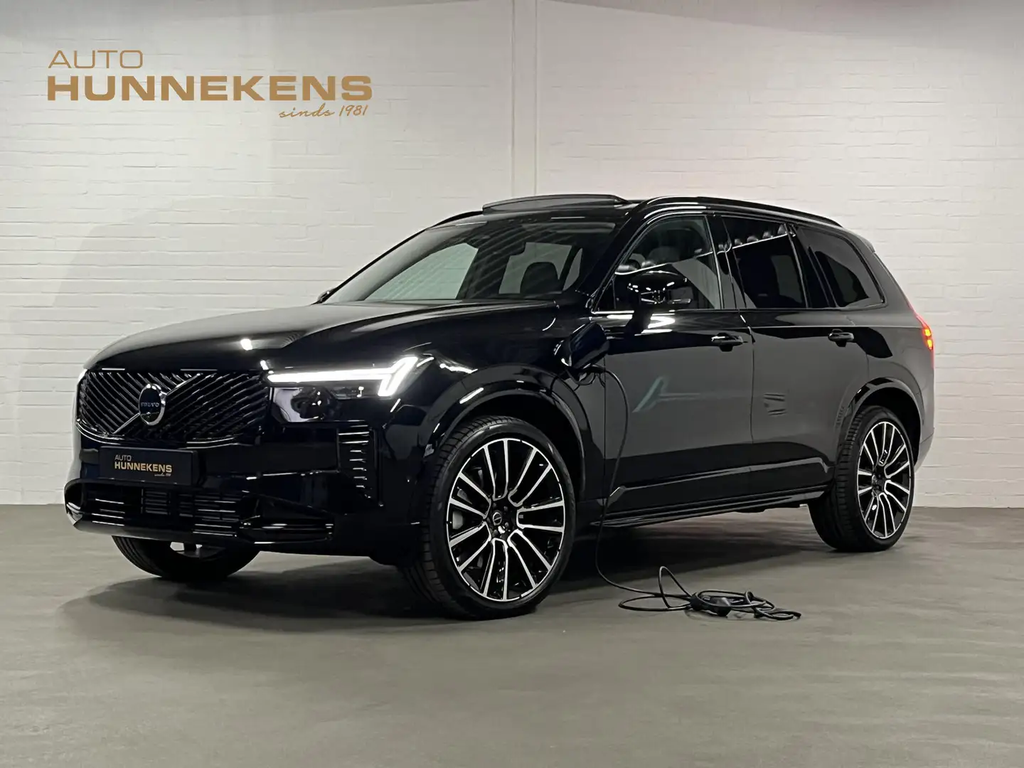 Volvo XC90 2.0 T8 Plug-in hybrid Plus Dark *Facelift* | Lucht Zwart - 1