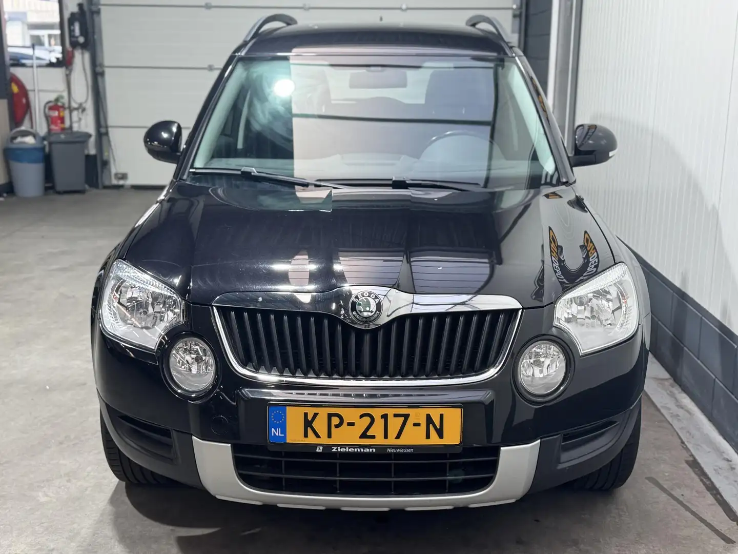Skoda Yeti 1.2 TSI Active Plus Schwarz - 2