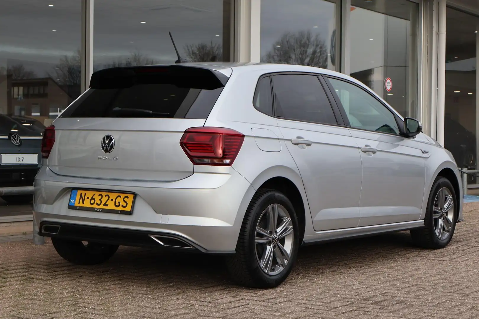 Volkswagen Polo 1.0 TSI 95pk R-Line Edition | Navigatie | Camera | Grau - 2