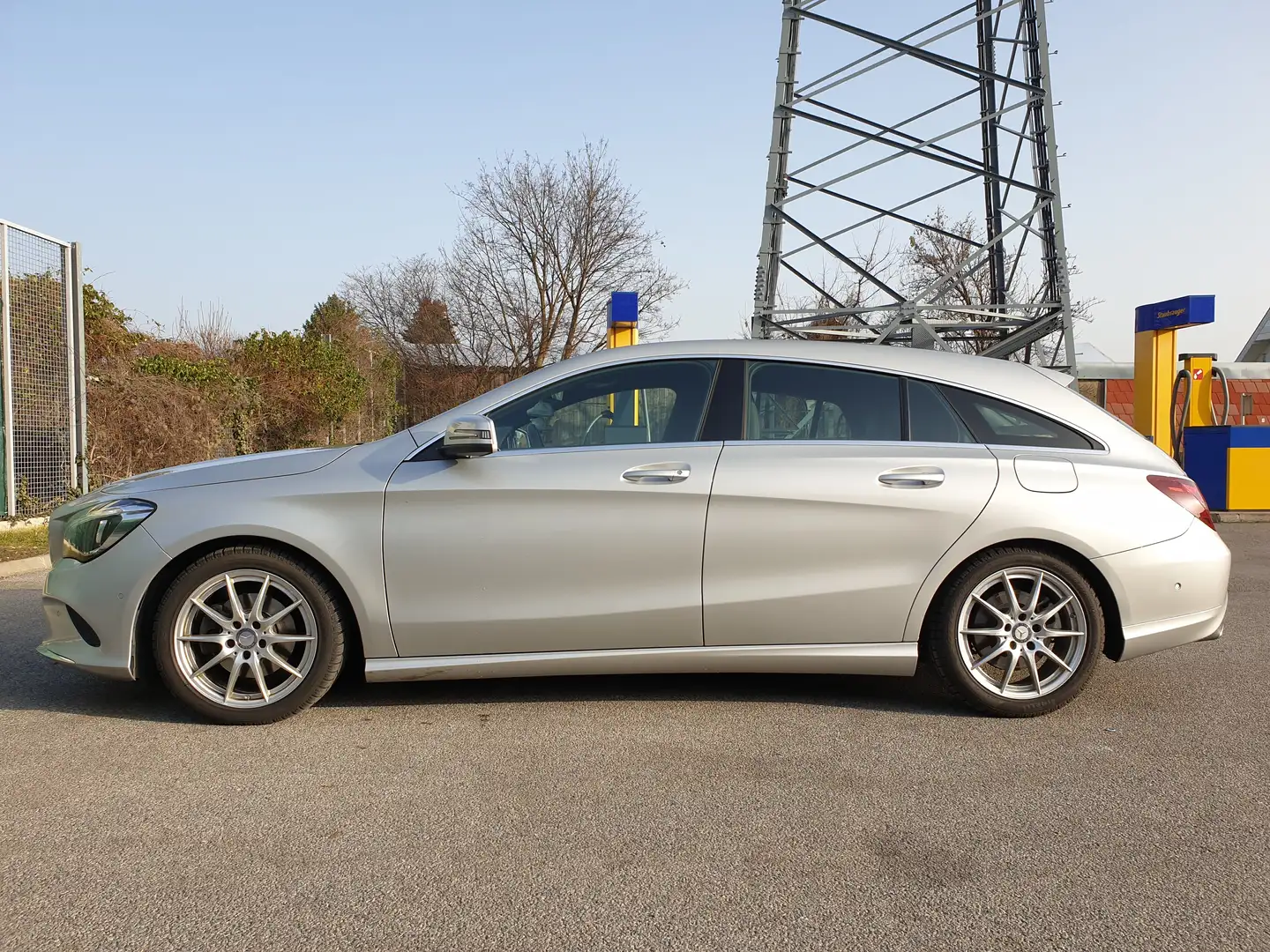 Mercedes-Benz CLA 200 CLA 200 d Shooting Brake Silber - 2
