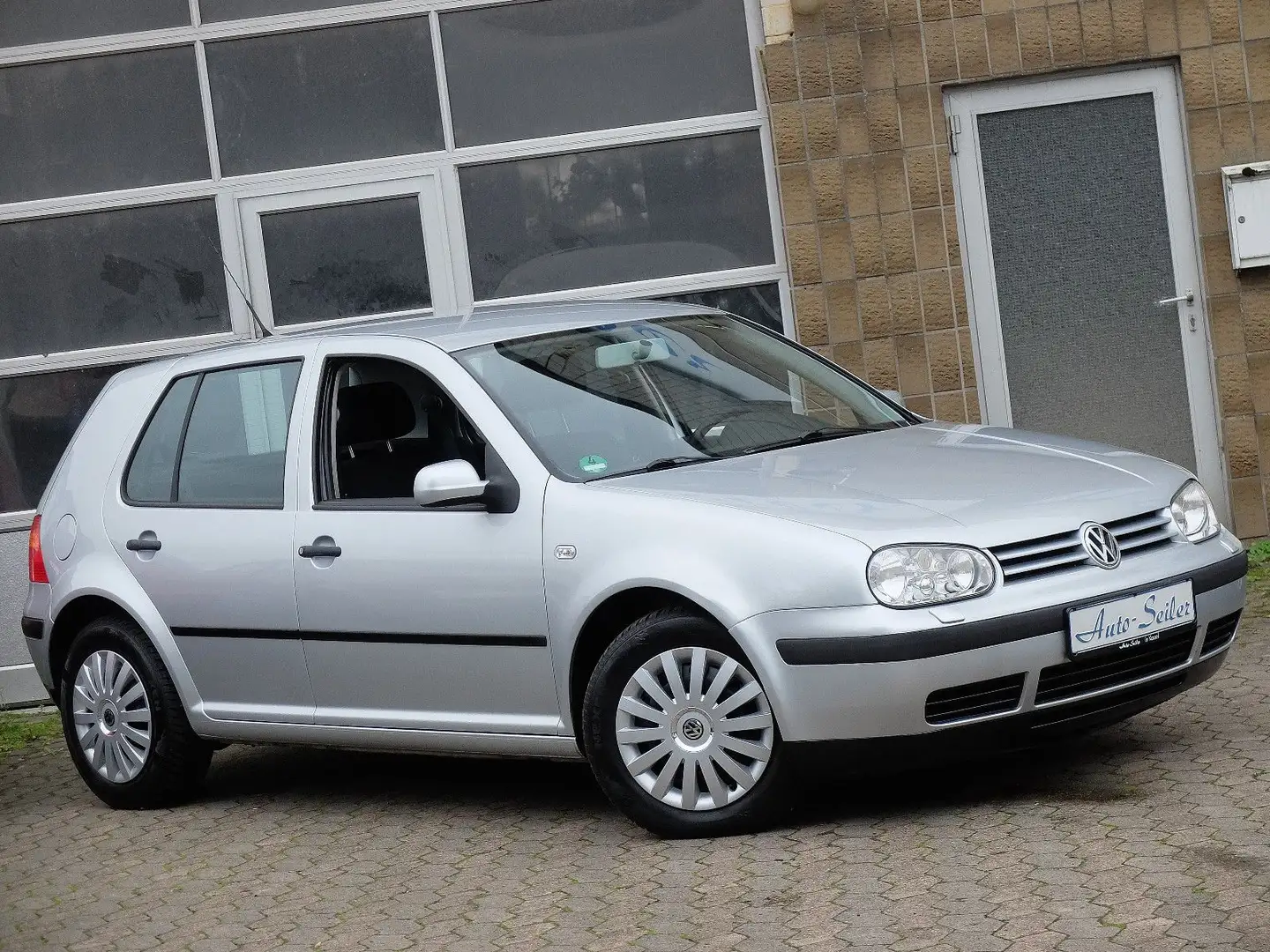 Volkswagen Golf 1.6 Comfortline Automatik - PDC - Klima Argento - 1