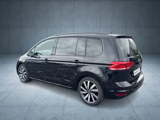 Volkswagen Touran view 3