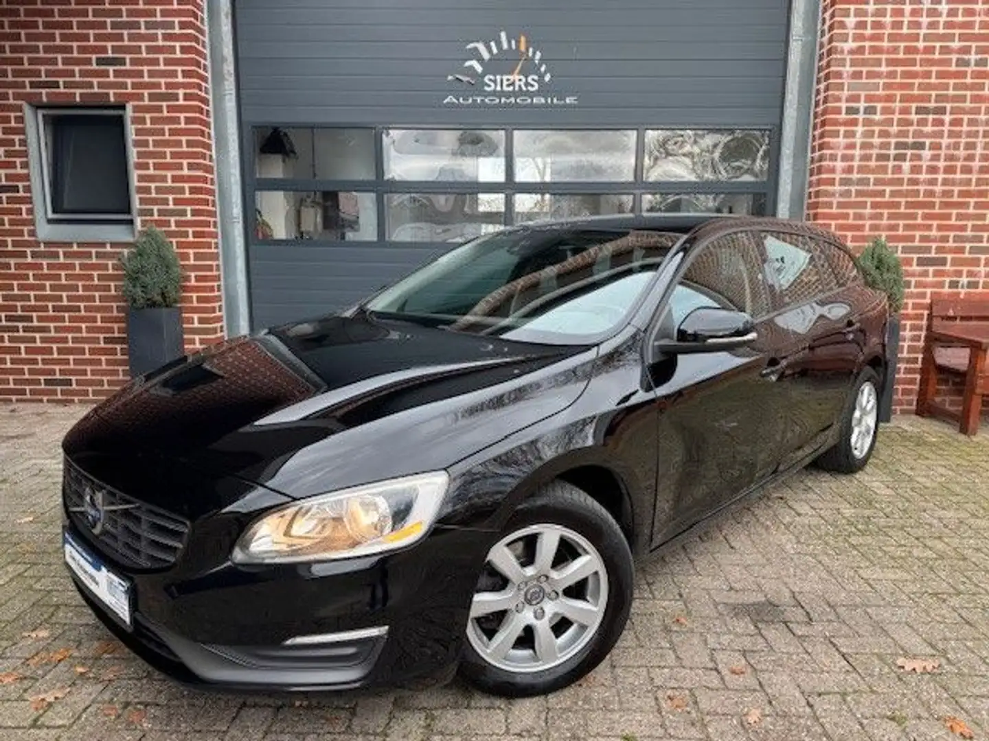 Volvo V60 2.0D3 AUTOMATIK, 5-ZYLINDER Schwarz - 1