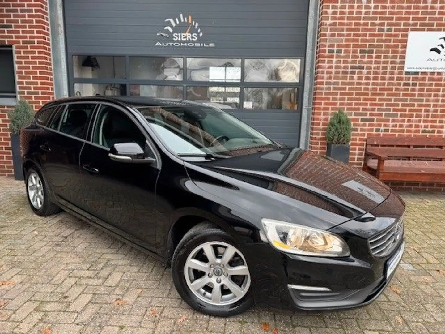 Volvo V60 2.0D3 AUTOMATIK, 5-ZYLINDER Schwarz - 2