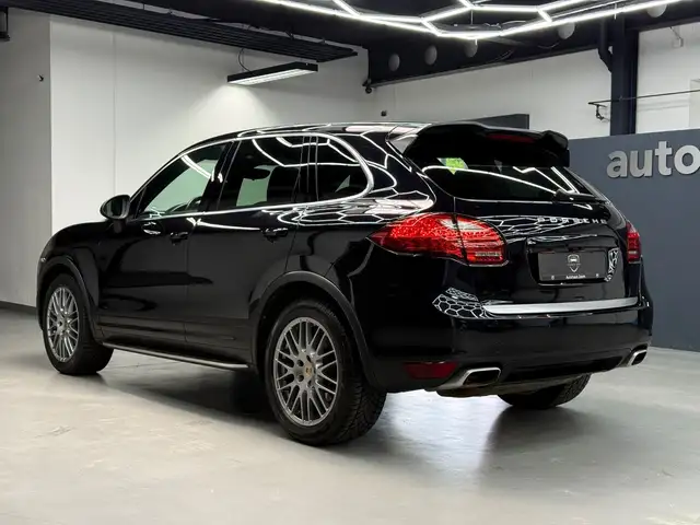 Porsche Cayenne view 8