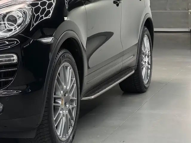 Porsche Cayenne view 4