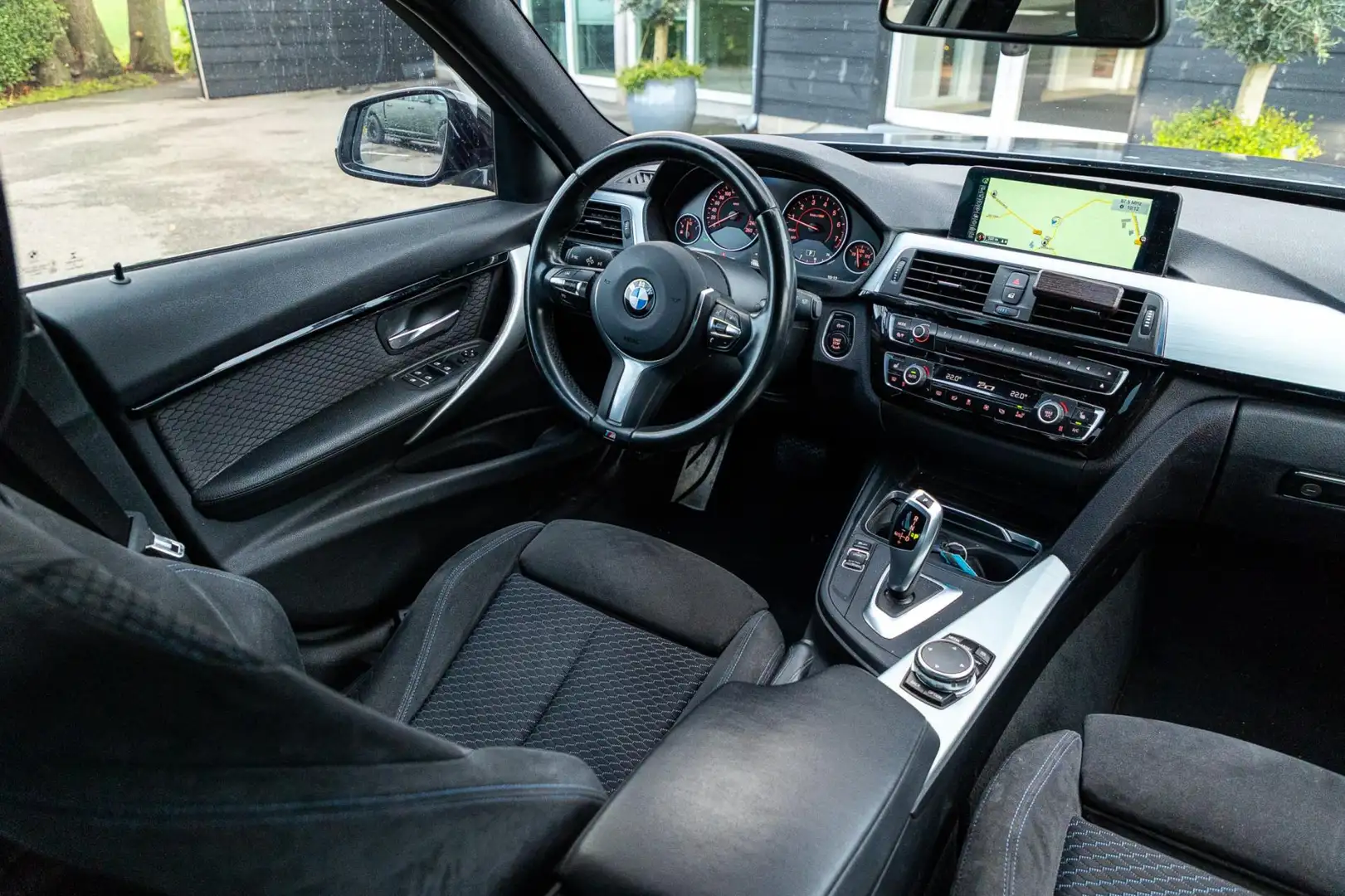 BMW 318 3-serie 318i M Sport Automaat I 19 Inch I Led I Sp Grau - 2