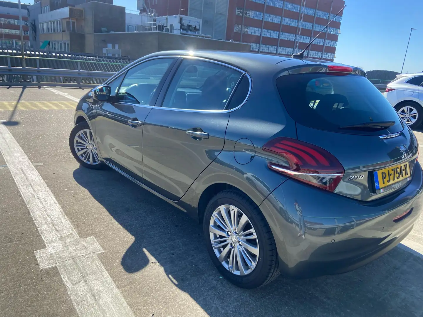 Peugeot 208 1.2 PureTech Allure Grijs - 2