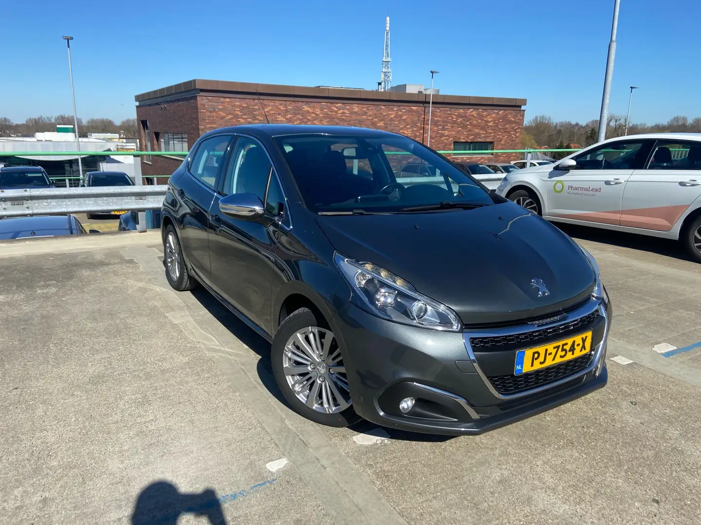 Peugeot 208 1.2 PureTech Allure Grijs - 1