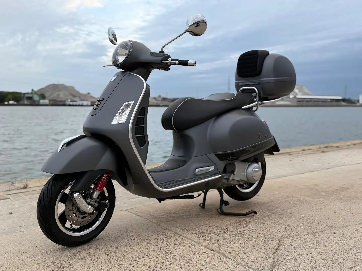 Vespa GTS Super Sport 300 Gris - 1