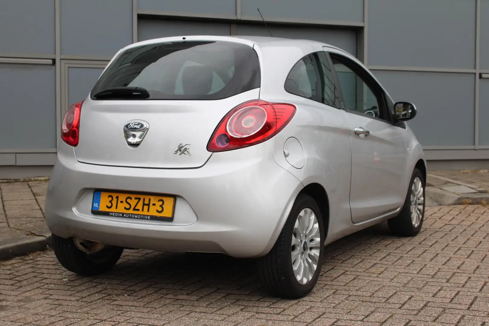 Ford Ka/Ka+ 1.2 Titanium X Grau - 2