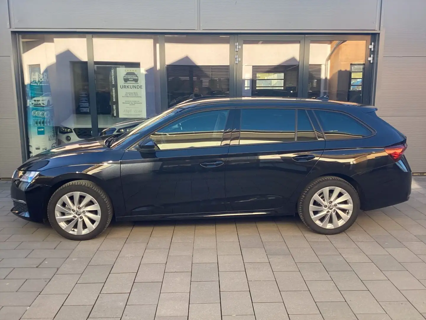 Skoda Octavia Combi 1.5 eTSI DSG Selection LED+AHK+ACC Schwarz - 1