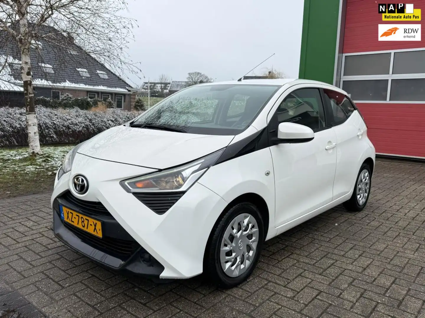 Toyota Aygo 1.0 VVT-i x-play FACELIFT Blanc - 1
