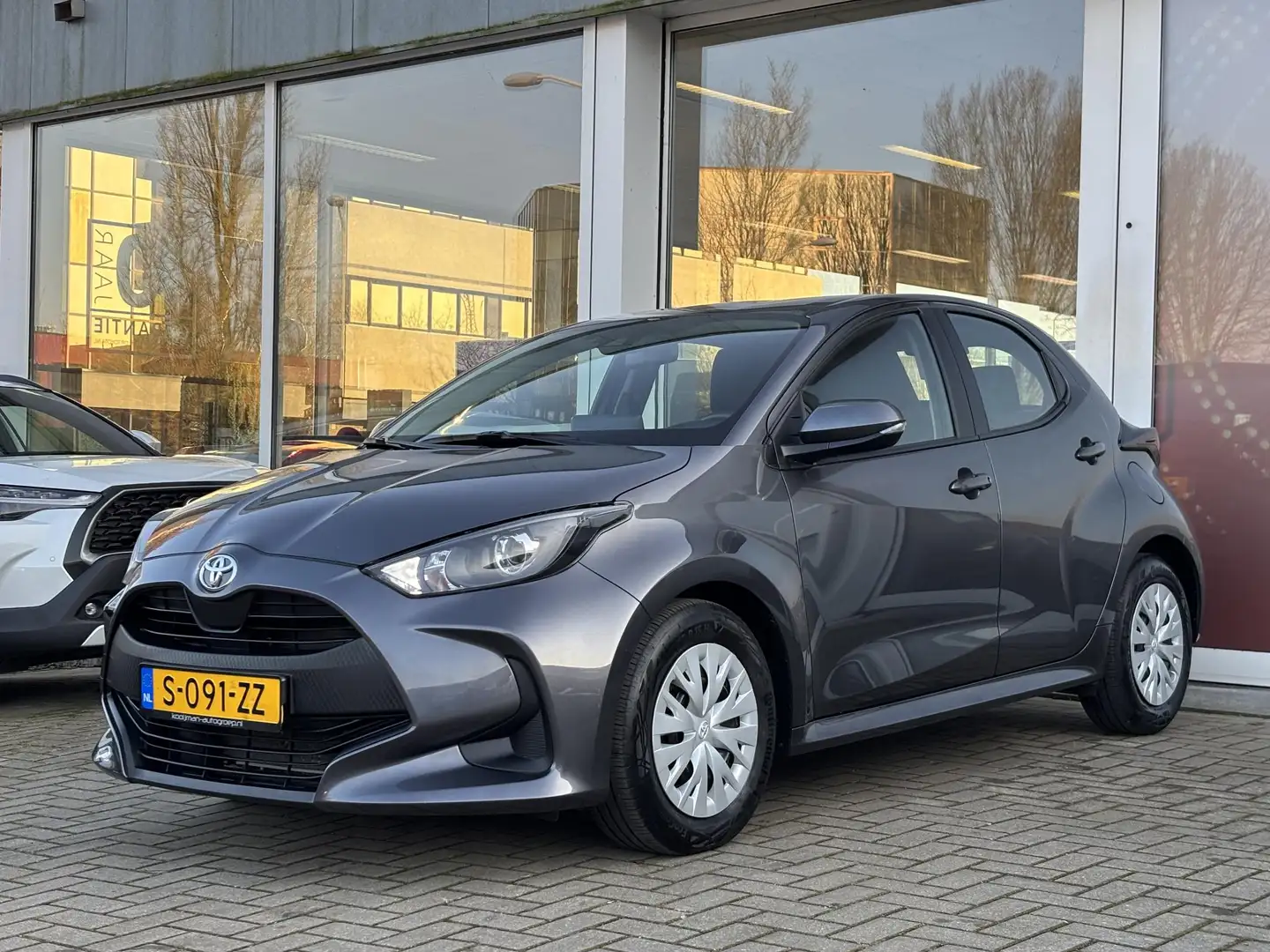 Toyota Yaris 1.5 VVT-i Active | 1e Eigenaar | BTW | Apple Carpl Gris - 2