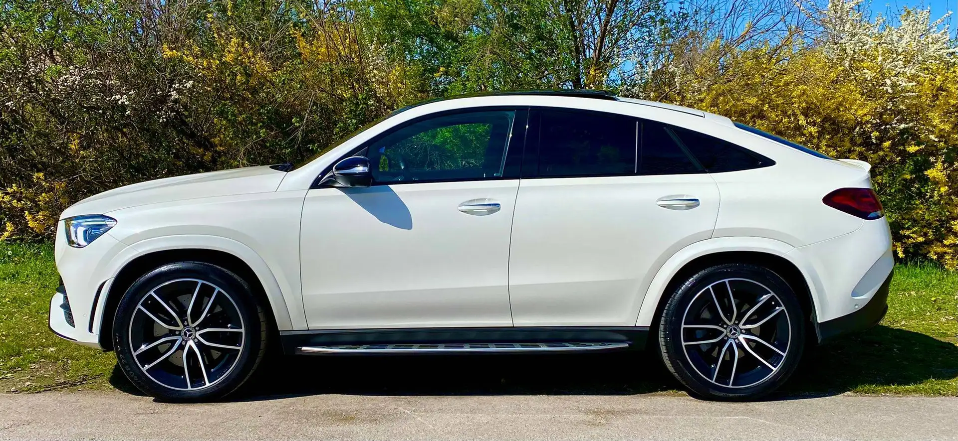 Mercedes-Benz GLE 400 Mercedes GLE 400d 4MATIC | AMG Line | AIRMATIC | Panorama | Burmester | Massage | 360° | Distronic | Soft-Close | AHK | Weiß - 2