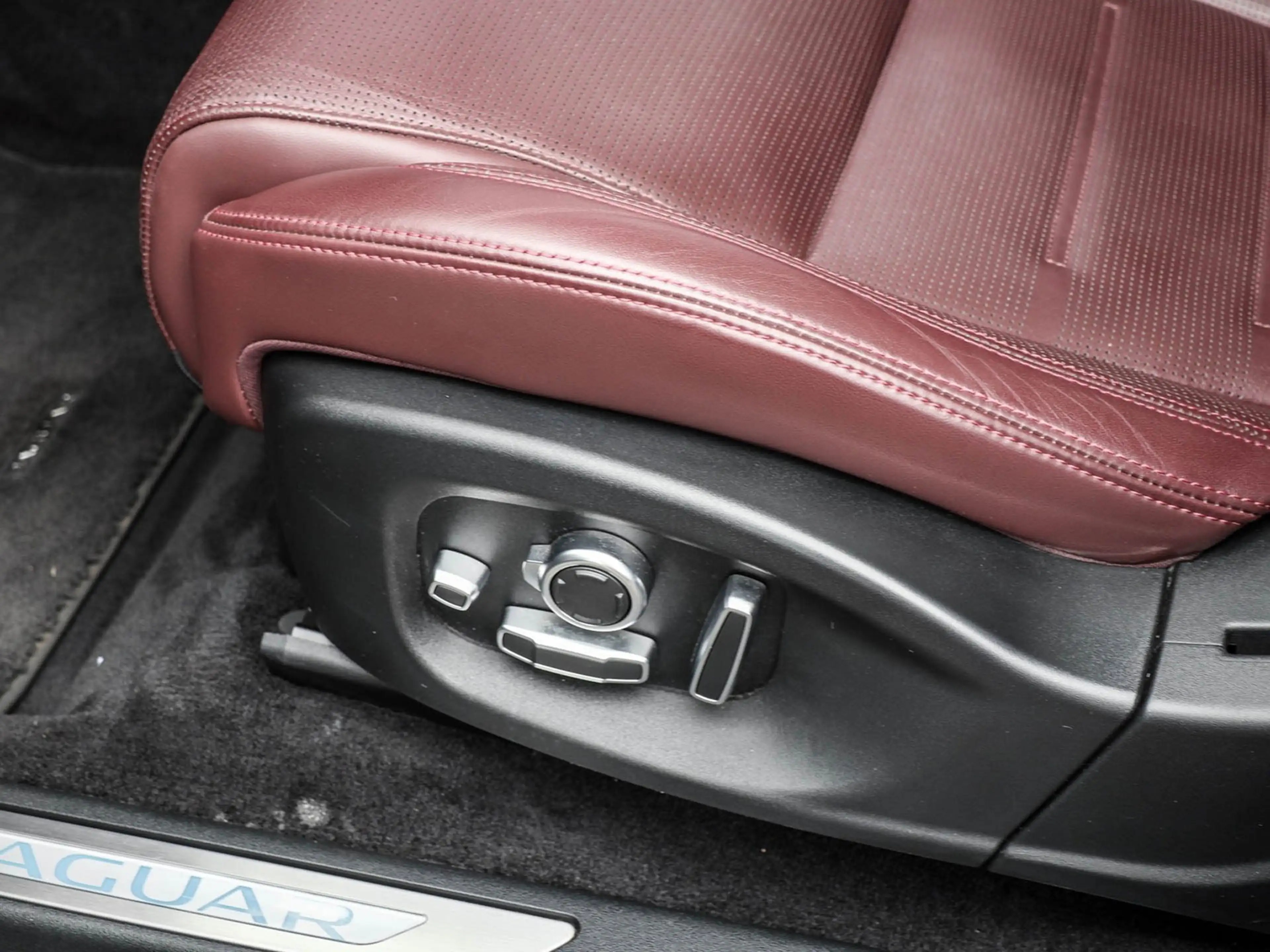Jaguar E-Pace D240 R-Dynamic HSE AWD Pixel-LED, Panoramadach,... — photo 13
