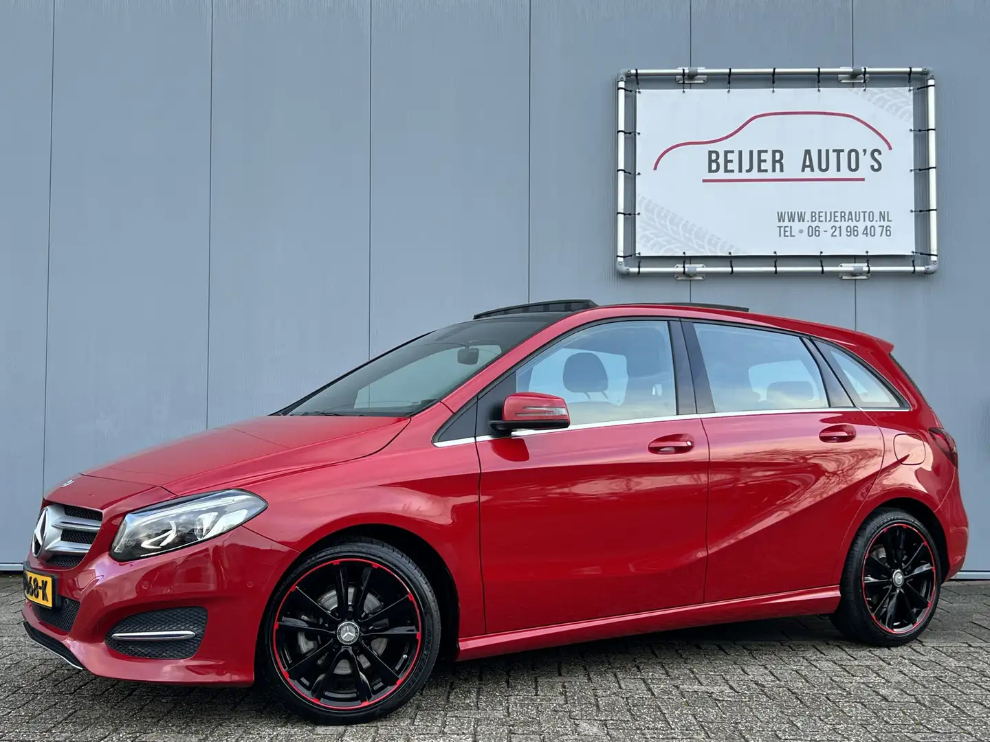 Mercedes-Benz B 180 Ambition Panoramadak/Trekhaak/18inch. Rood - 1