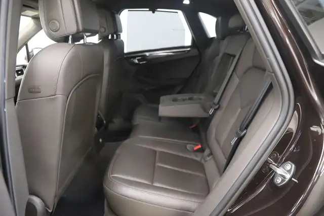 Porsche Macan view 11