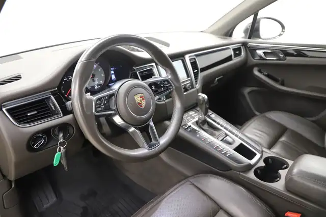 Porsche Macan view 13