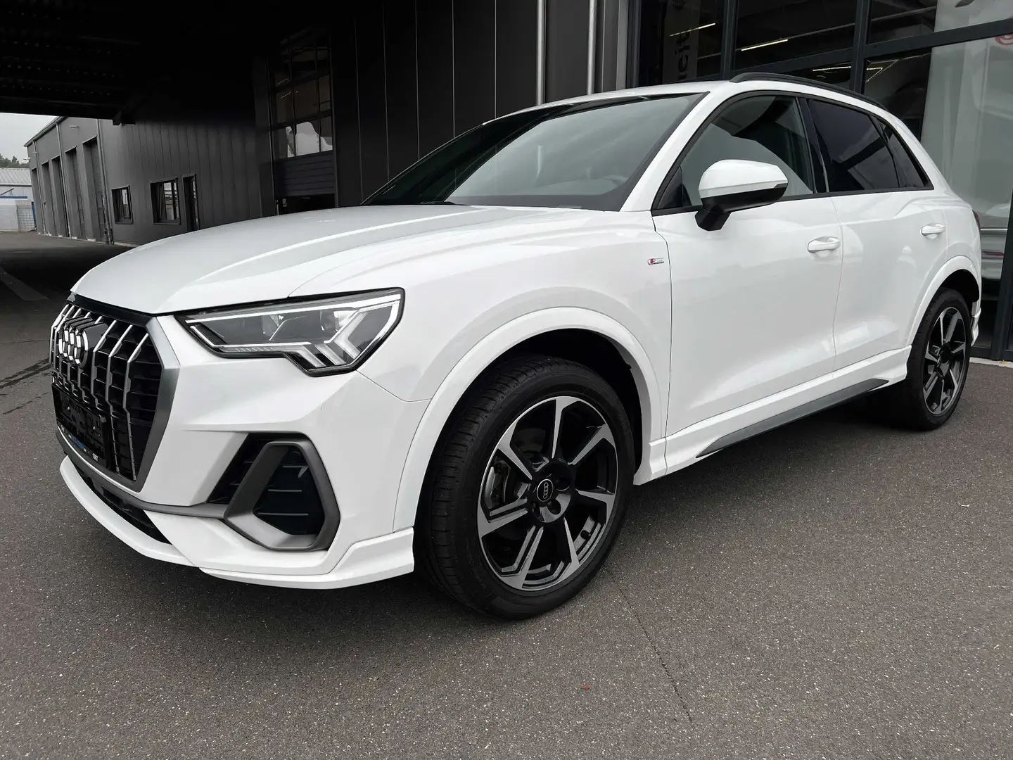 Audi Q3 S line 35 TFSI+Keyless+AHK+LED+Navi+Sitzheizung Blanc - 1