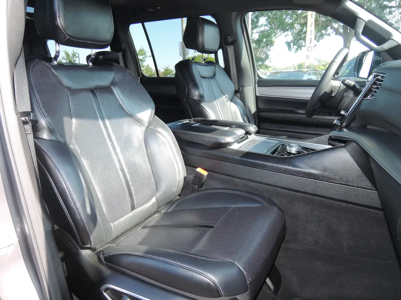 Jeep Wagoneer photo Jeep Wagoneer