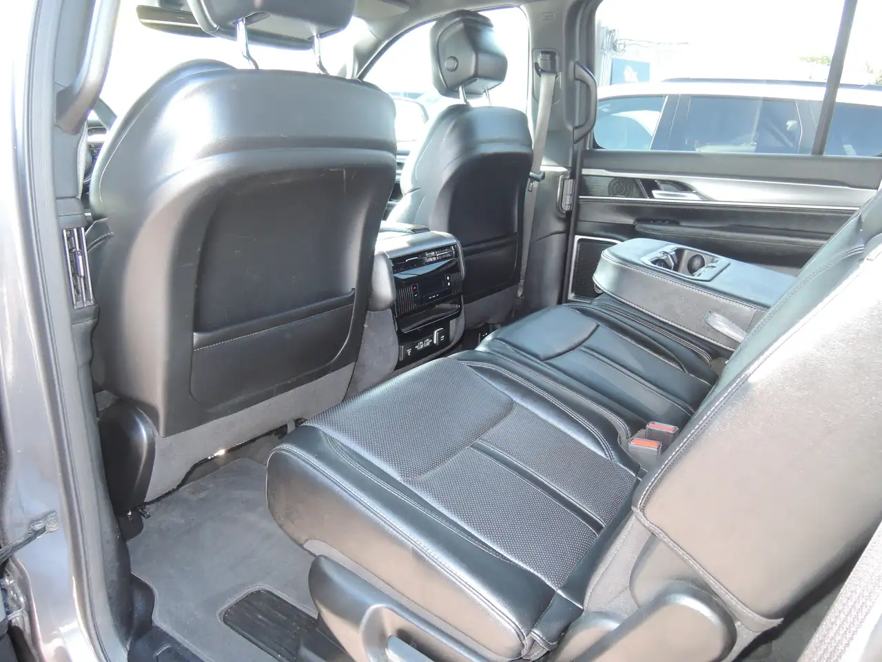 Jeep Wagoneer photo Jeep Wagoneer