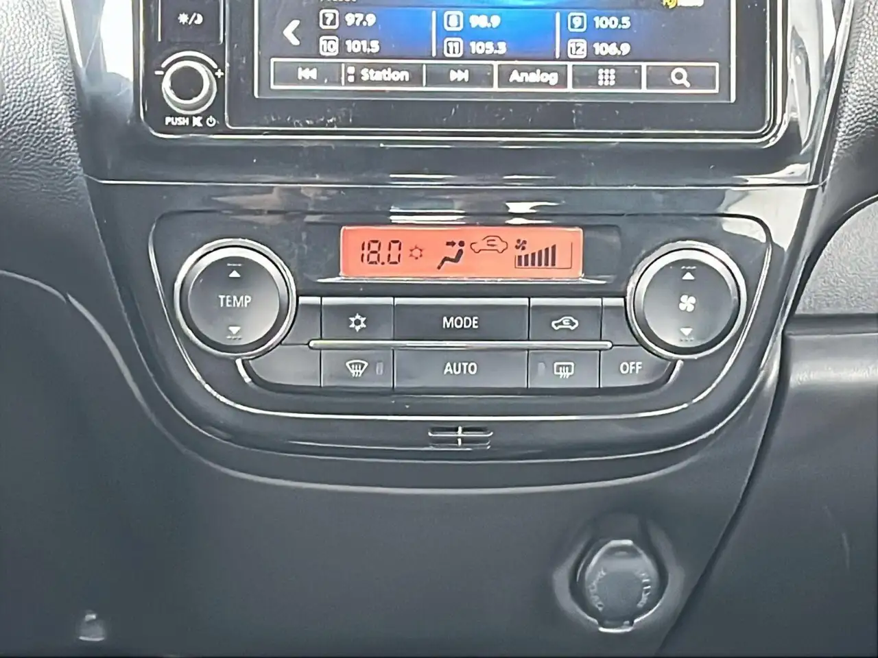 Mitsubishi Mirage снимка Mitsubishi Mirage