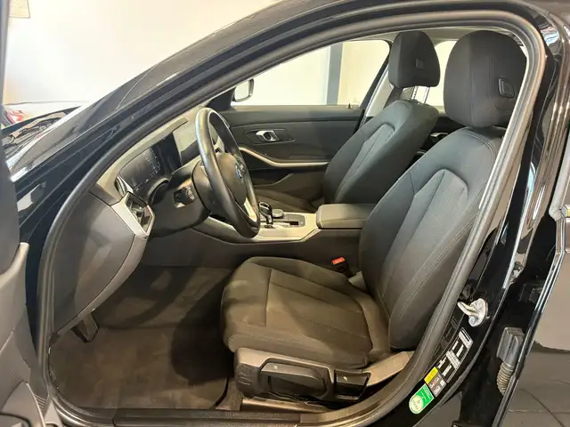 BMW 3 Series view 8