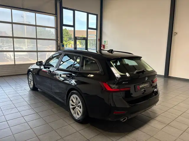 BMW 3 Series view 4