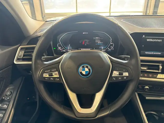 BMW 3 Series view 10