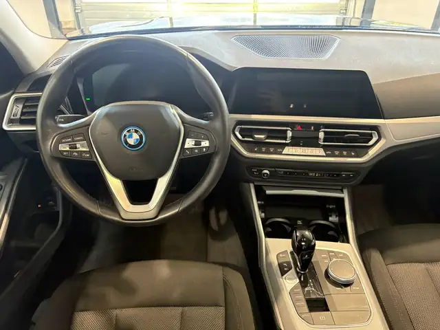 BMW 3 Series view 9