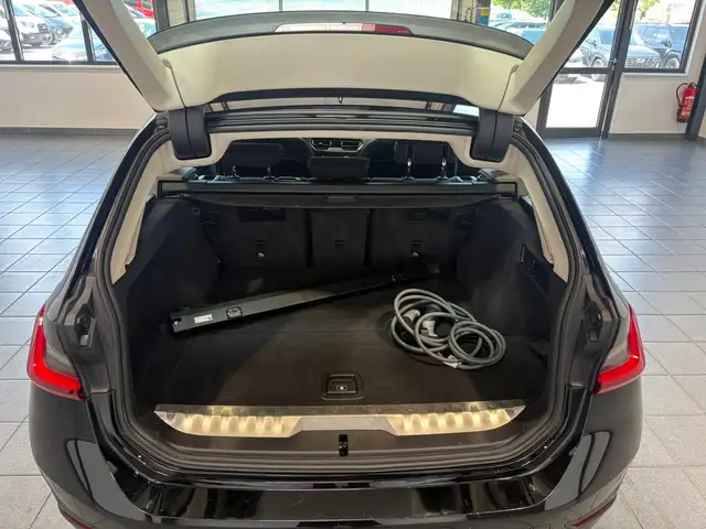 BMW 3 Series view 6