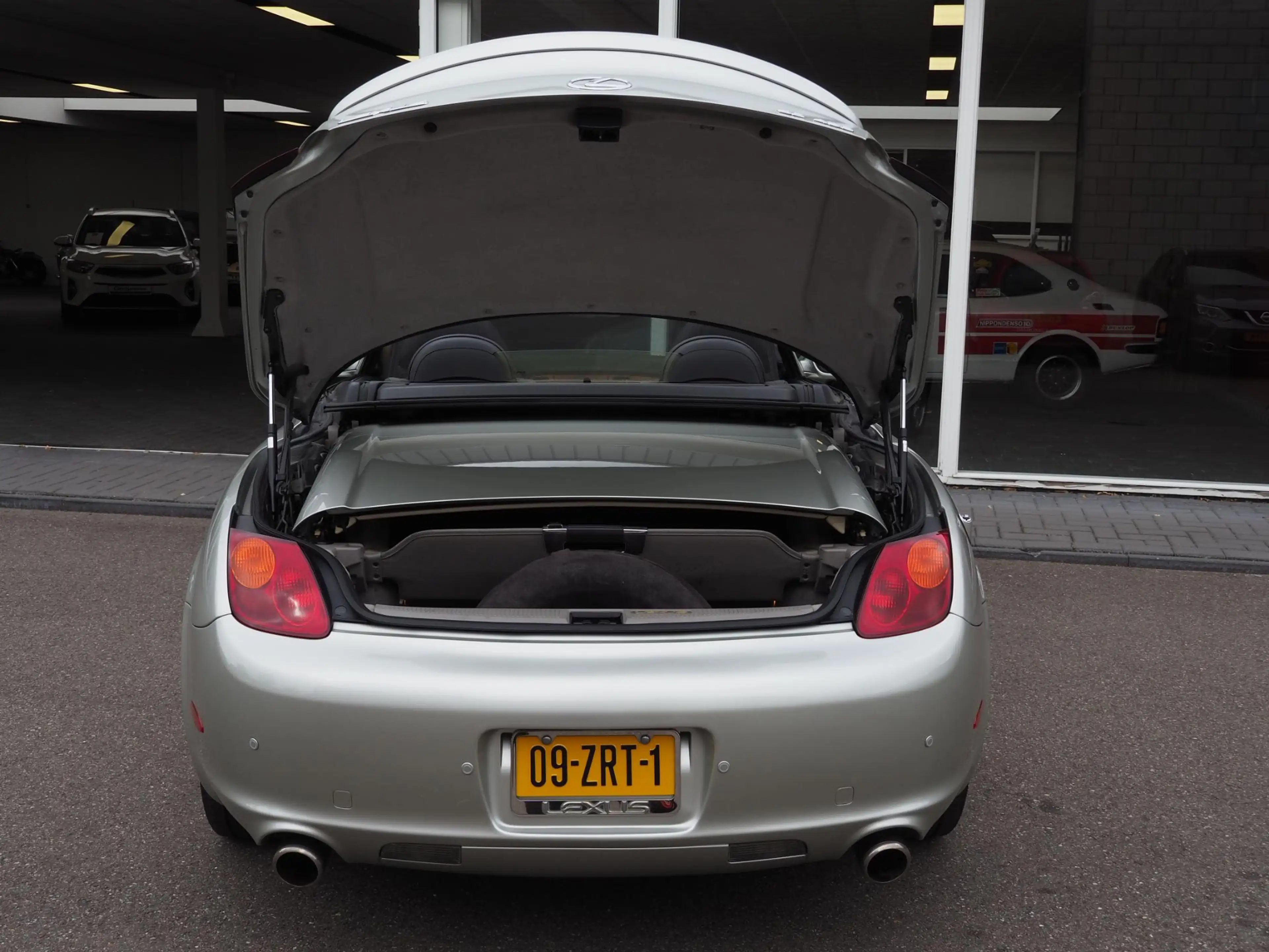 Lexus SC 430 — photo 17