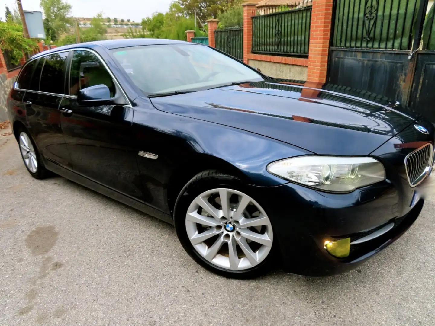 BMW 520 520d Touring Essential Edition - 2